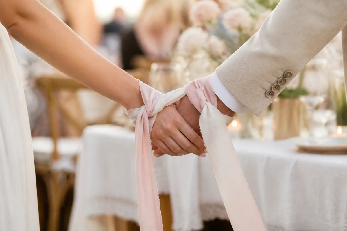 Rituel du ruban lors d&rsquo;une cérémonie laïque, mains des mariés liées par un tissu